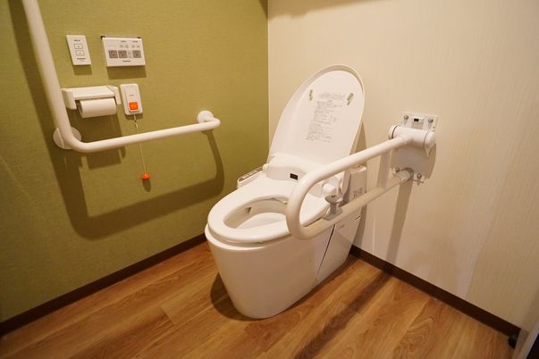 施設の写真 手すりが設置されているトイレ