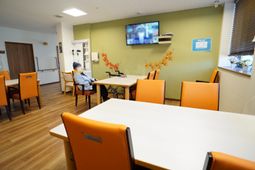 オレンジの椅子が並ぶ部屋