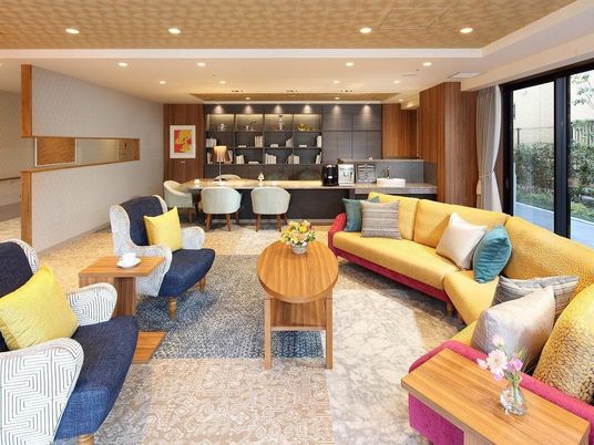 共有ラウンジの明るい空間