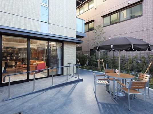 明るい中庭のテラス席