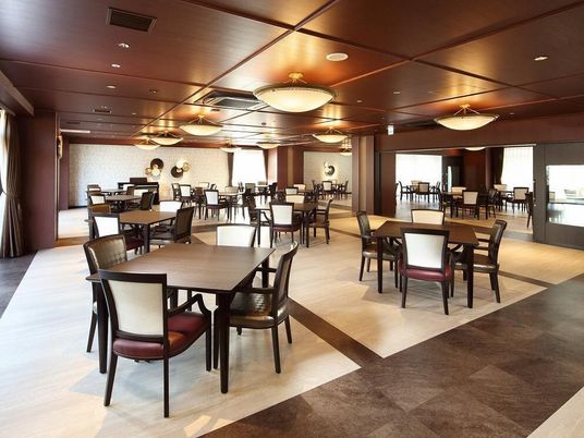 広々とした明るい食堂