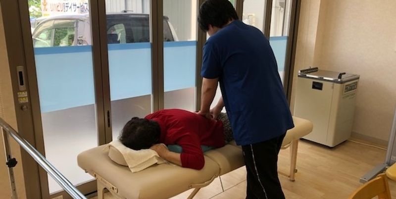 窓際で施術中の室内