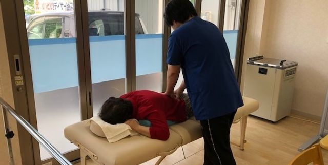 窓際で施術中の室内
