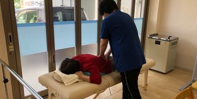 窓際で施術中の室内