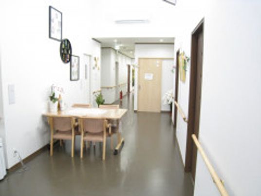 清潔な施設の廊下