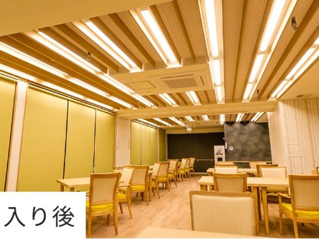 明るい食堂の内観  