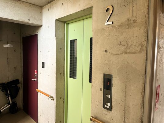 赤と緑のエレベーター前