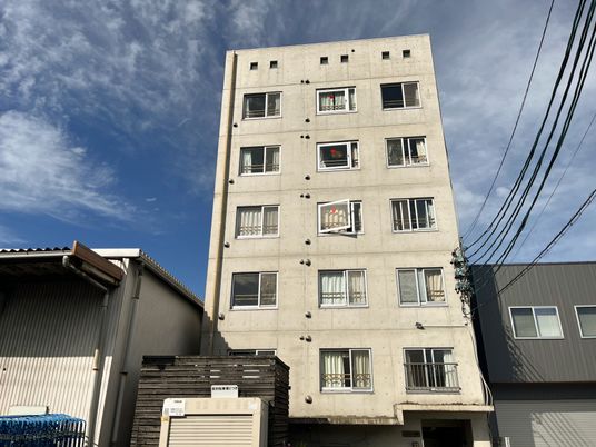 多層建築の外観