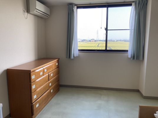窓付きの居室  