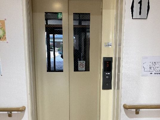 明るい廊下のエレベーター