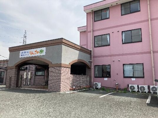 ピンクの建物とエントランス