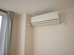 清潔なエアコンのある部屋