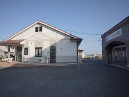 明るい外観の建物