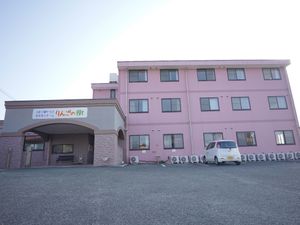 ピンクの建物の外観