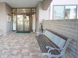 明るいエントランスの様子