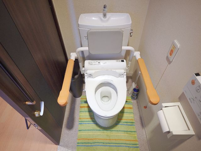 バリアフリートイレ トイレ 手すりと広々としたスペースが備わった清潔なトイレです。安心してご使用いただける工夫が随所に施されています。