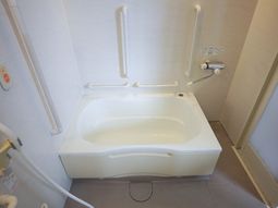 安全な手すり付き浴室