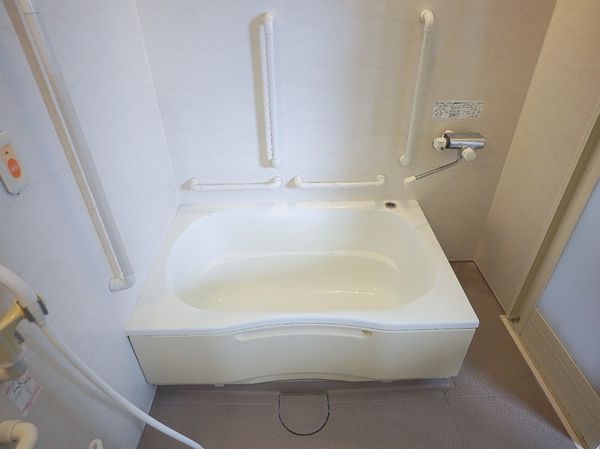 安全な手すり付き浴室