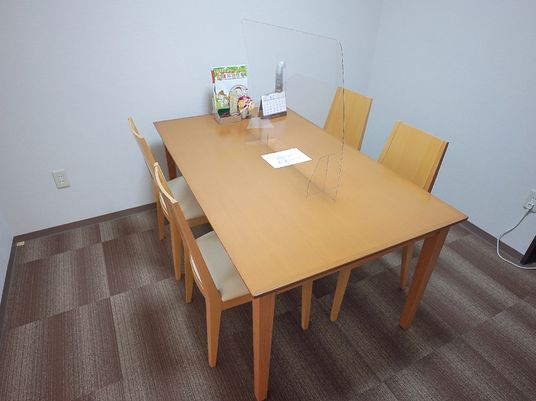 シンプルな会議室のテーブル