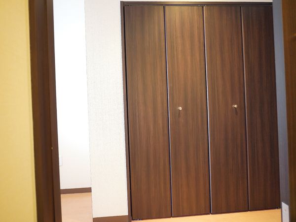 清潔な木製クローゼット
