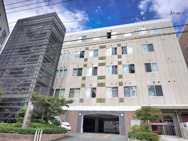 多階建ての建物外観 外観 落ち着いた色合いの建物で、車が停めやすい広々としたエントランスがあります。安全に配慮した造りが心地よい環境を提供しています。