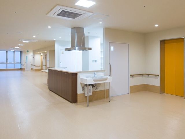 広々清潔な施設の廊下