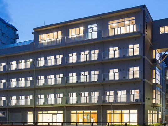 照明のついた建物の外観