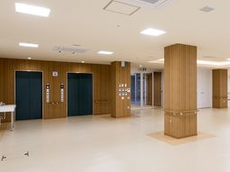 清潔な空間のエレベーター前