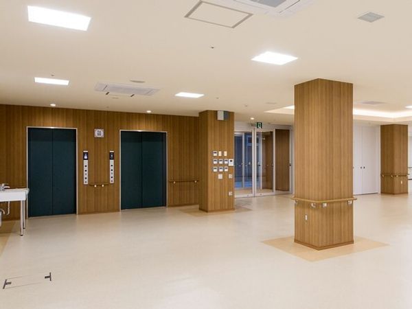 清潔な空間のエレベーター前