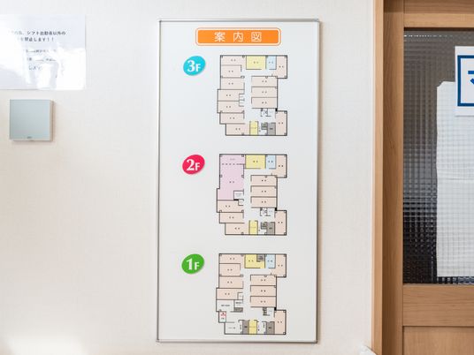 案内図掲示の壁面