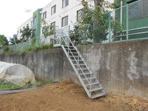 建物外観と階段  