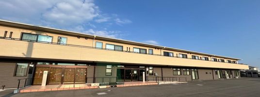 日差しを浴びる外観