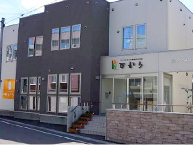 モダンな建物の外観 外観 スタイリッシュで洗練されたデザインが特徴の外観です。施設の入り口が広く設計されています。