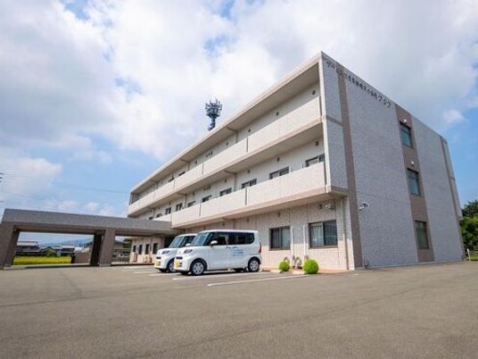 施設の外観と駐車場