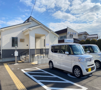 白い外壁の建物外観