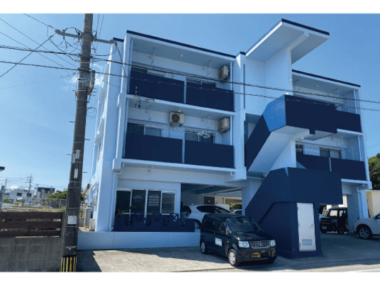 3階建ての建物外観  