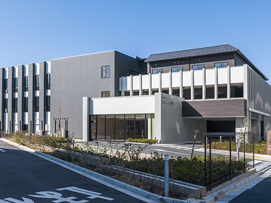 モダンな建物の外観  