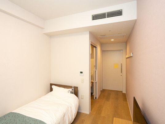 洋室のベッドと入口
