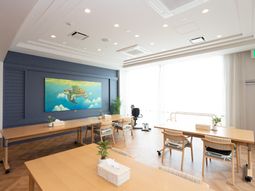 多目的スペースの明るい室内