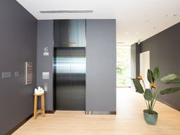 清潔感のあるエレベーターホール