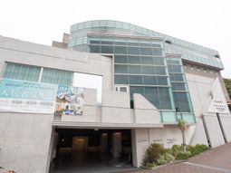 現代的な建物のエントランス