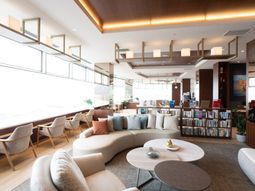 明るいラウンジの様子