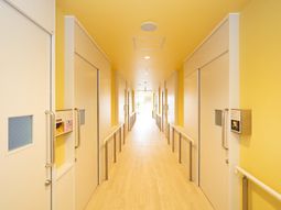 暖かい色合いの廊下