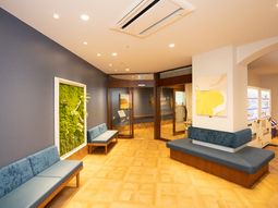 明るく洗練されたロビー