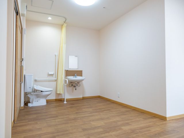 快適な居室 居室 木目調の床が暖かみを感じさせる居室です。奥には使いやすい洗面台とトイレが完備されています。