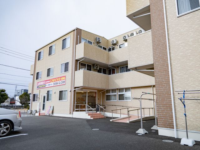 建物の外観 外観 介護施設の考慮がされた安心感のあるアプローチです。広い駐車スペースも備えています。