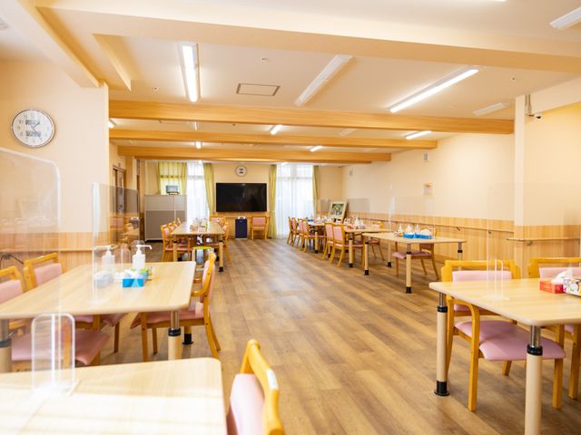 広々とした食堂 食堂 自然光に包まれた広々とした空間で、リラックスしてお食事を楽しめます。