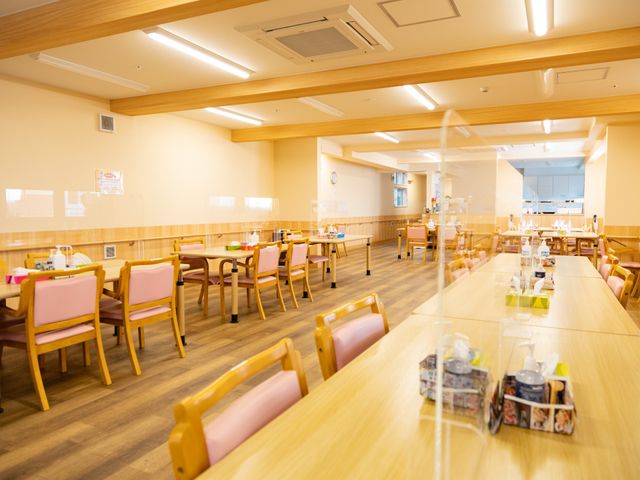 明るい席配置のダイニング ダイニングルーム 自然光で明るいダイニングです。ゆったりとした席配置で、食事を楽しむ方々の笑顔が溢れます。