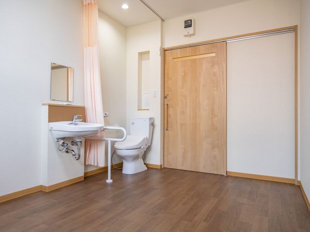 手すり付きのトイレ トイレ 広々としたトイレは、手すりが設置されており、安心してご利用いただけます。