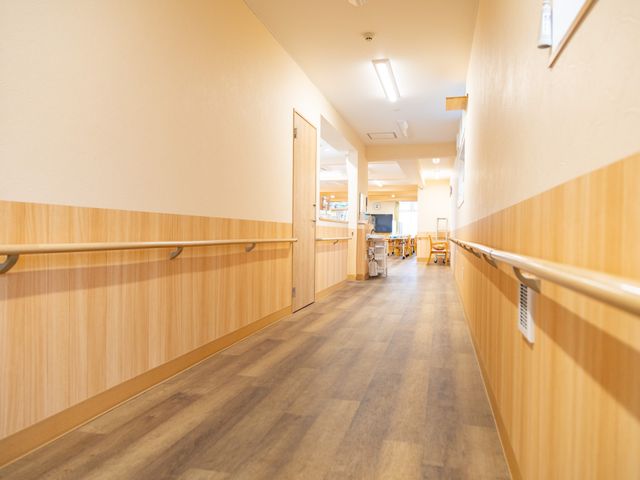 手すり付きの廊下 廊下 明るく広い廊下には手すりが設置されており、安全に歩行いただける設計になっています。